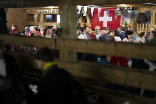 Le ministre de l'économie et de la recherche Guy Parmelin s'est fait servir un repas par le Trychlerklub Spitzeflueh sur l'alpage Seeweid, au Lac Noir (FR).
